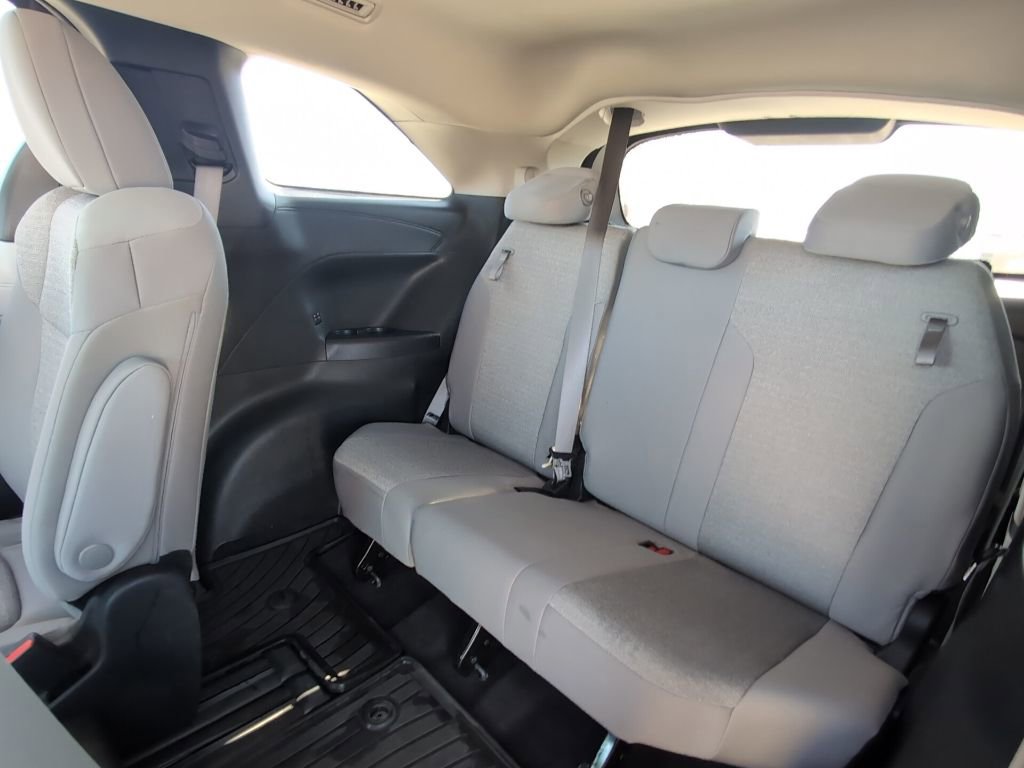 Used 2025 Toyota Sienna LE image 26