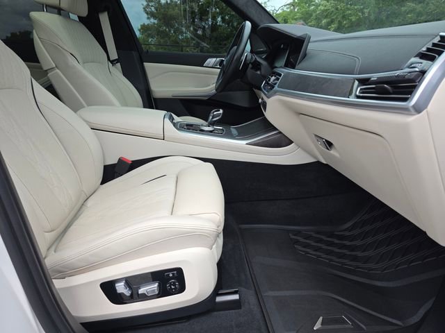 Used 2021 BMW X7 M50i image 10