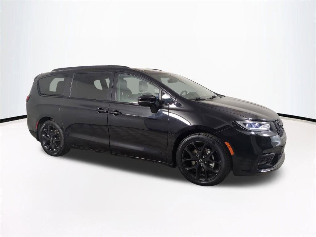 Used 2025 Chrysler Pacifica Limited image 2