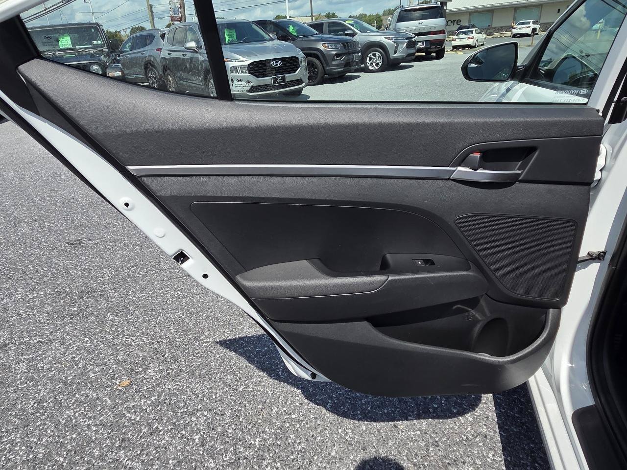 Used 2020 Hyundai Elantra SE w/ Cargo Package (C1) FWD image 14