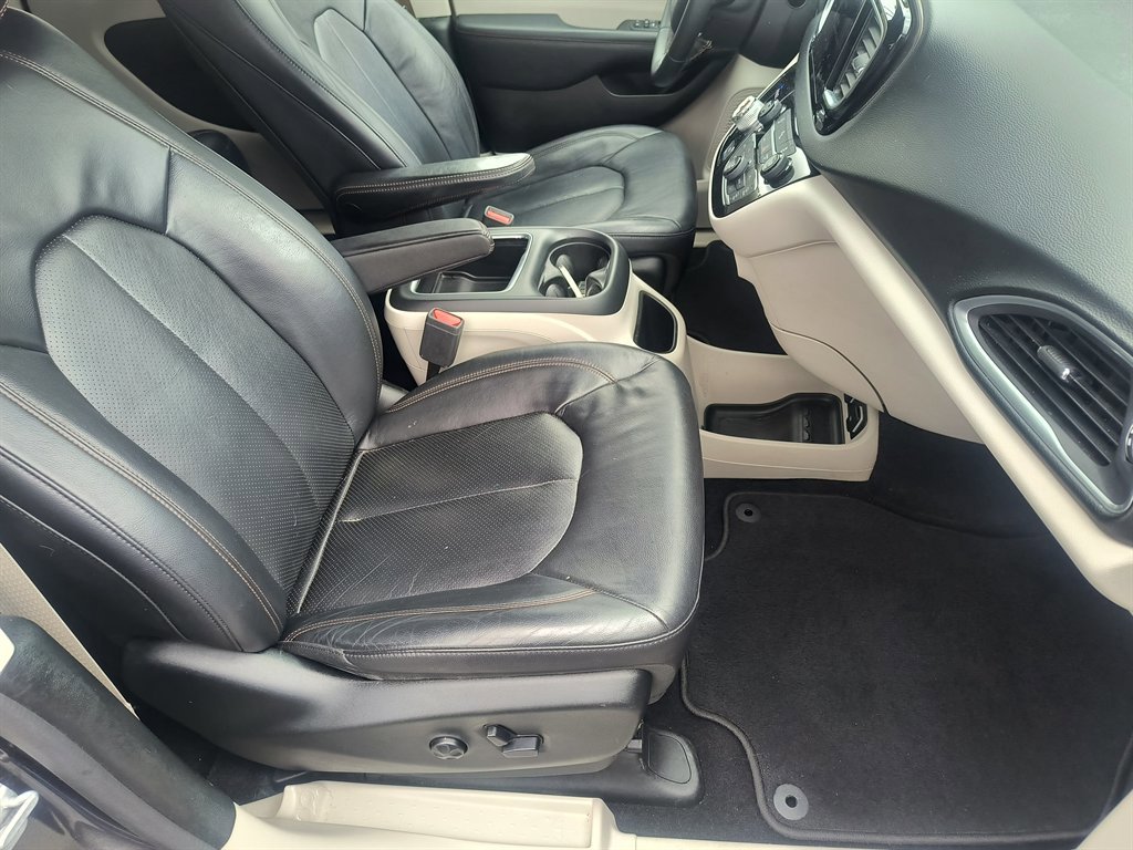 Used 2018 Chrysler Pacifica Touring-L Plus FWD image 21