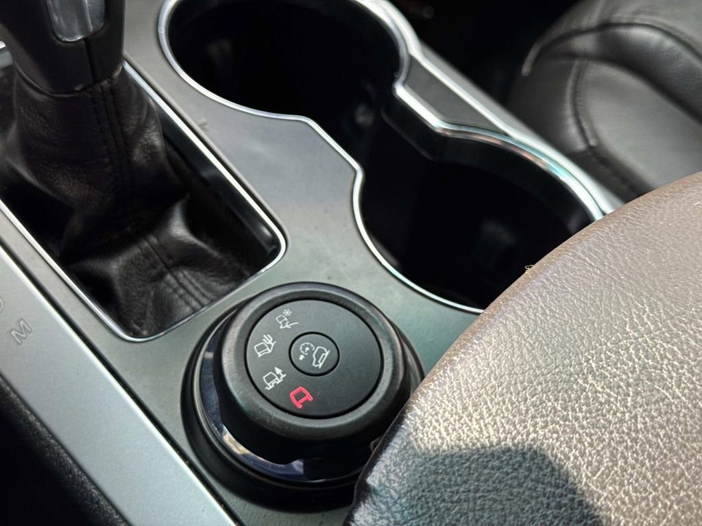 Used 2015 Ford Explorer XLT w/ Equipment Group 202B image 27