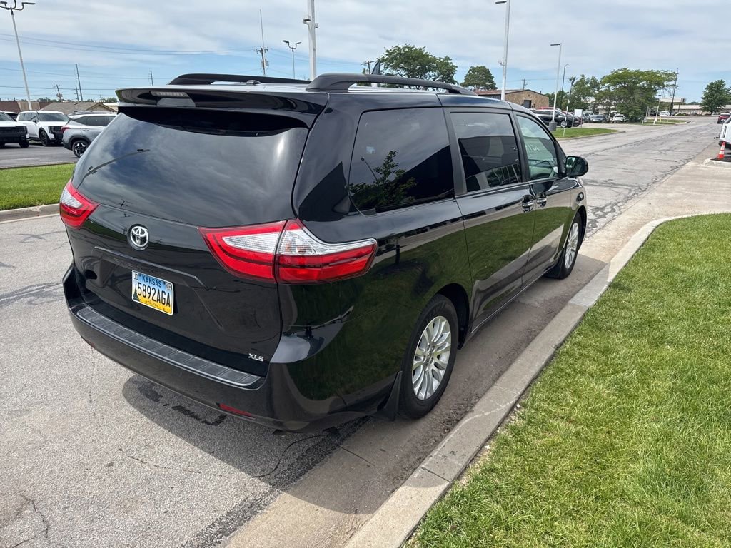Used 2015 Toyota Sienna XLE FWD image 2