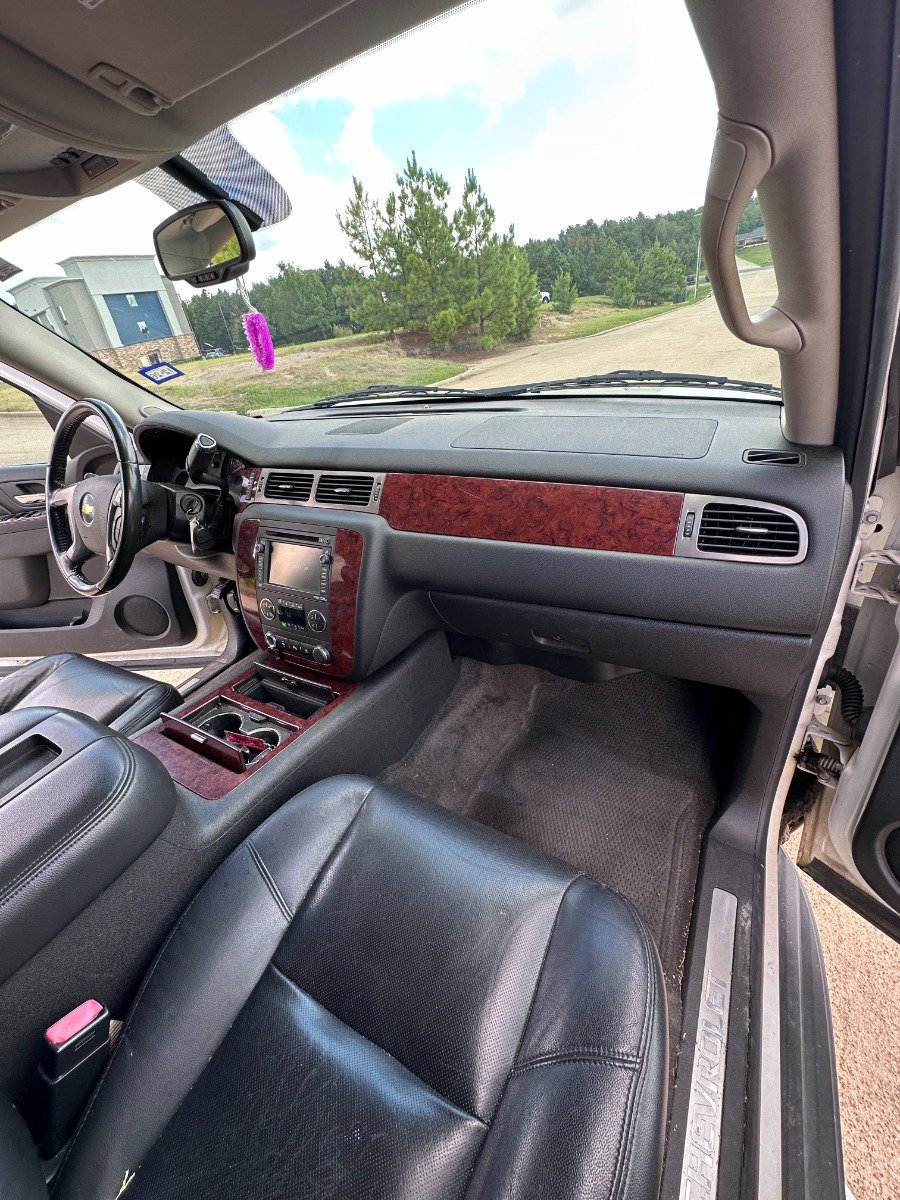 Used 2010 Chevrolet Tahoe LTZ RWD image 24