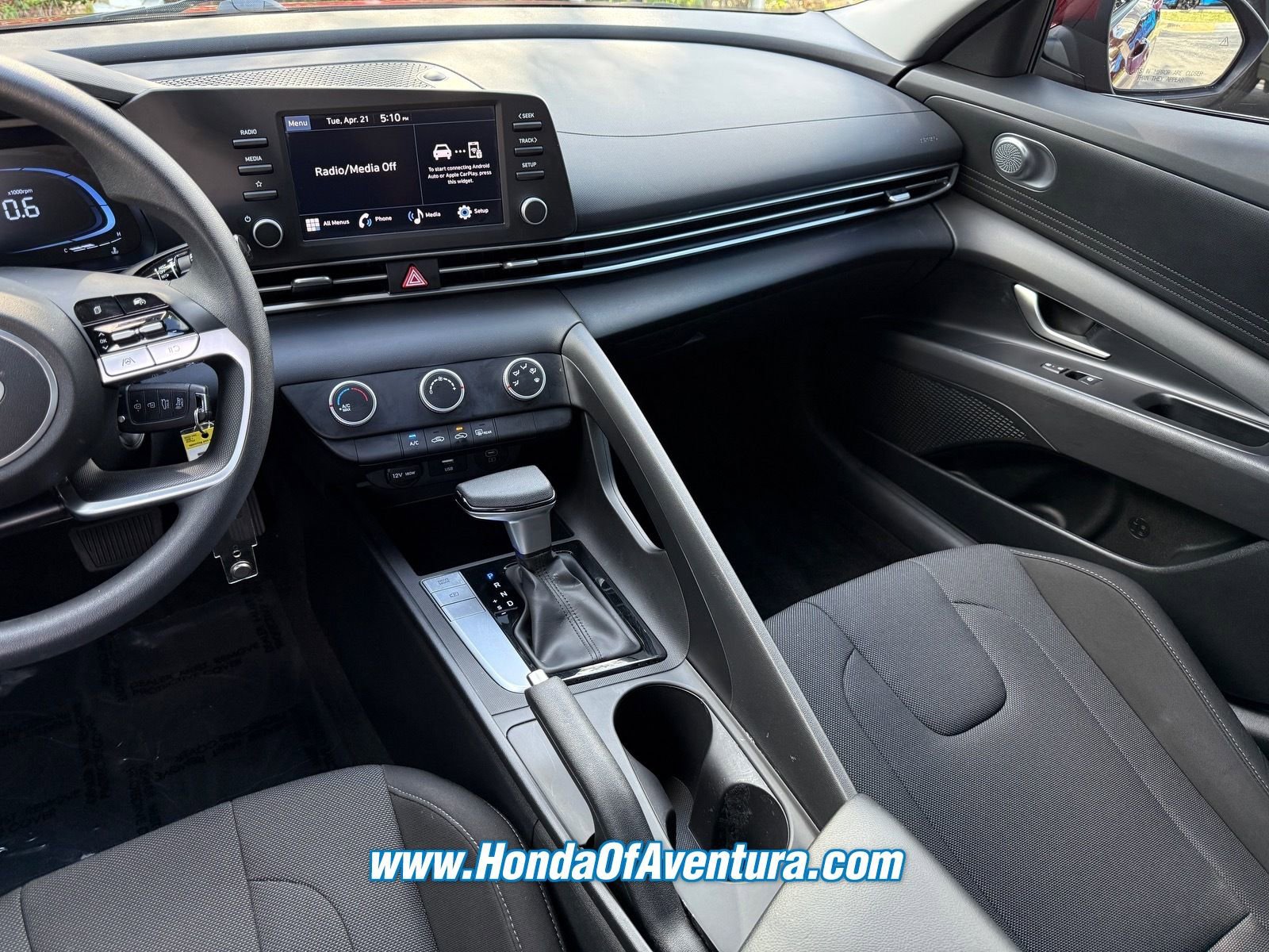 Used 2024 Hyundai Elantra SE FWD image 16