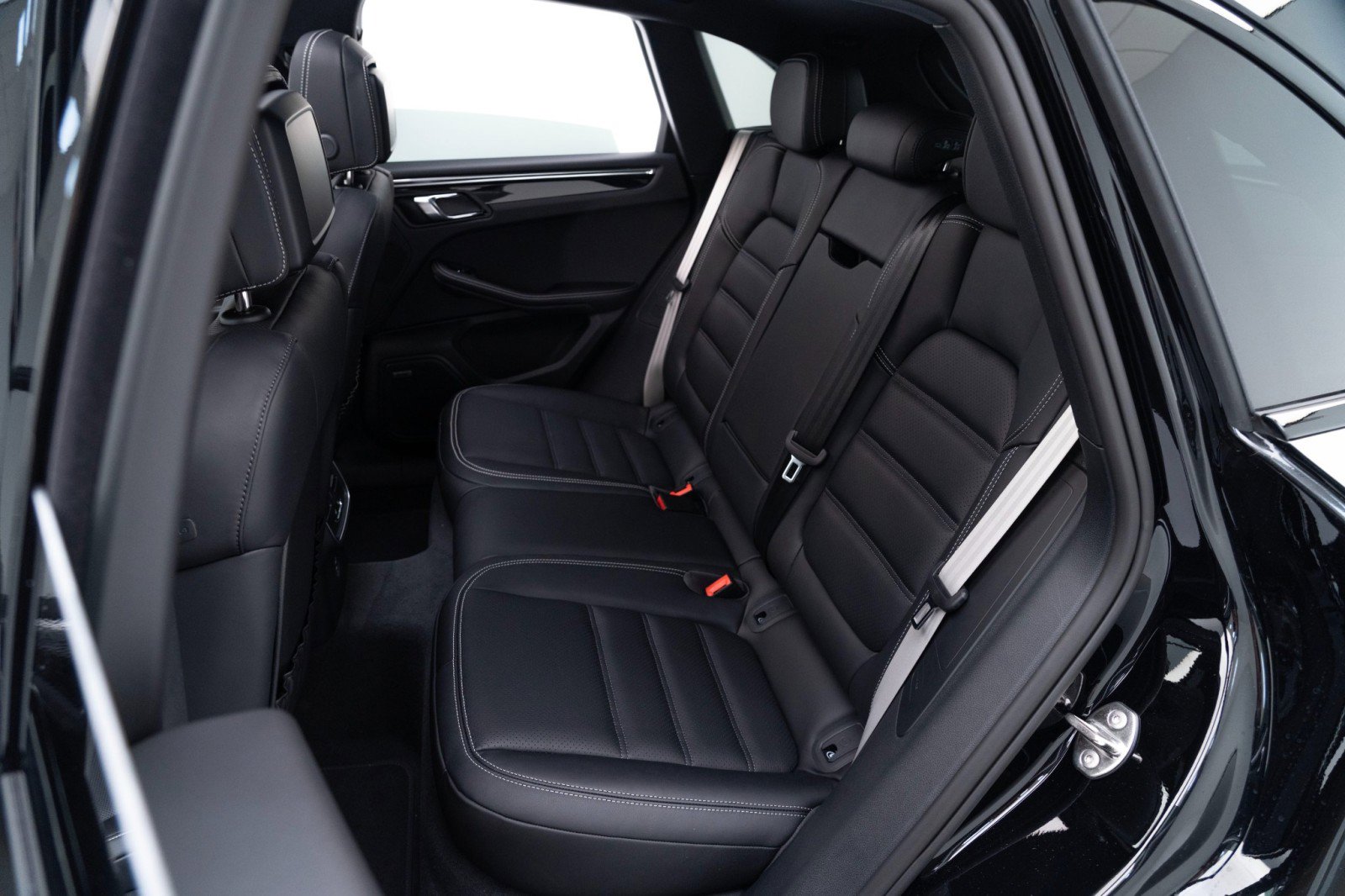 New 2025 Porsche Macan Turbo image 31