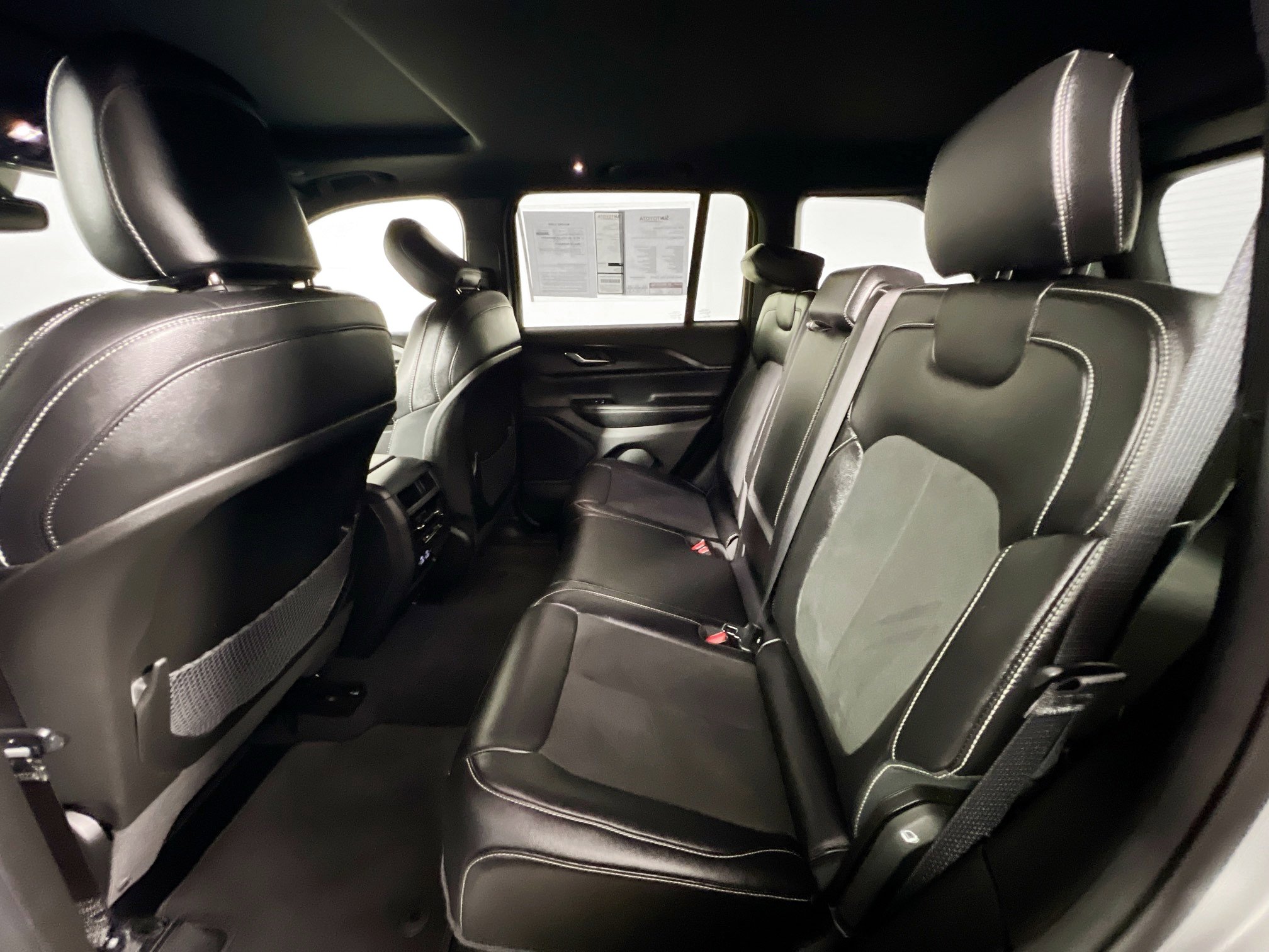 Used 2024 Jeep Grand Cherokee Altitude image 29