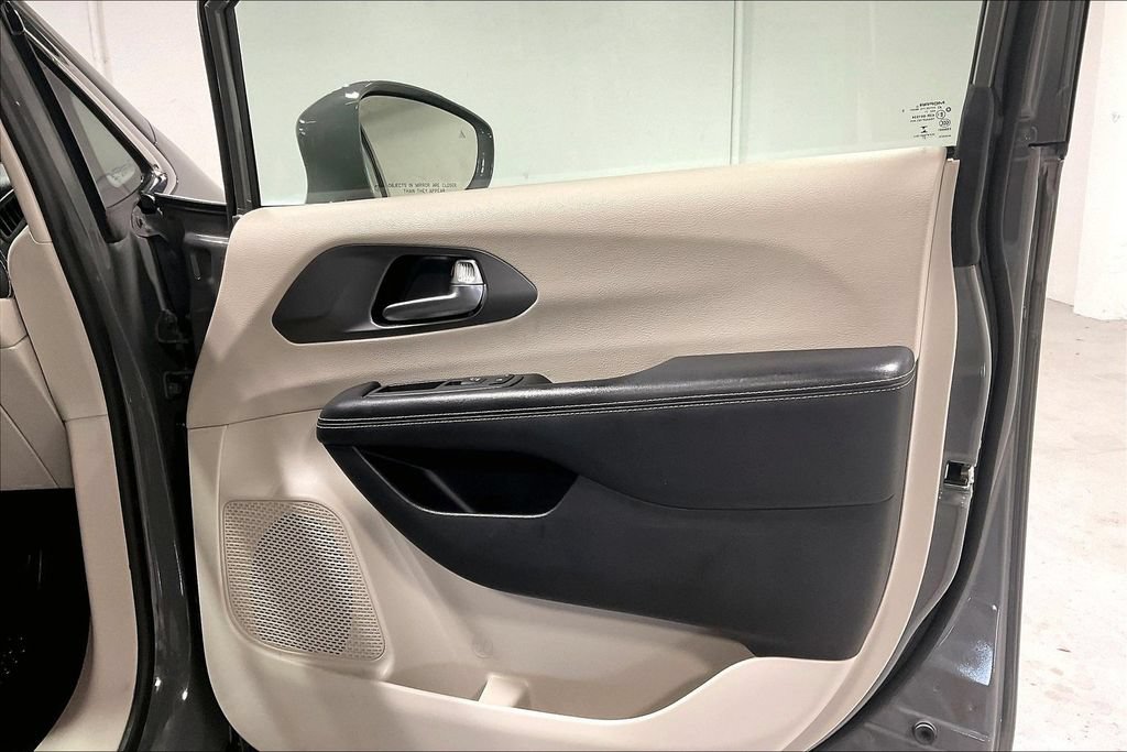 Used 2022 Chrysler Pacifica Touring-L FWD image 22
