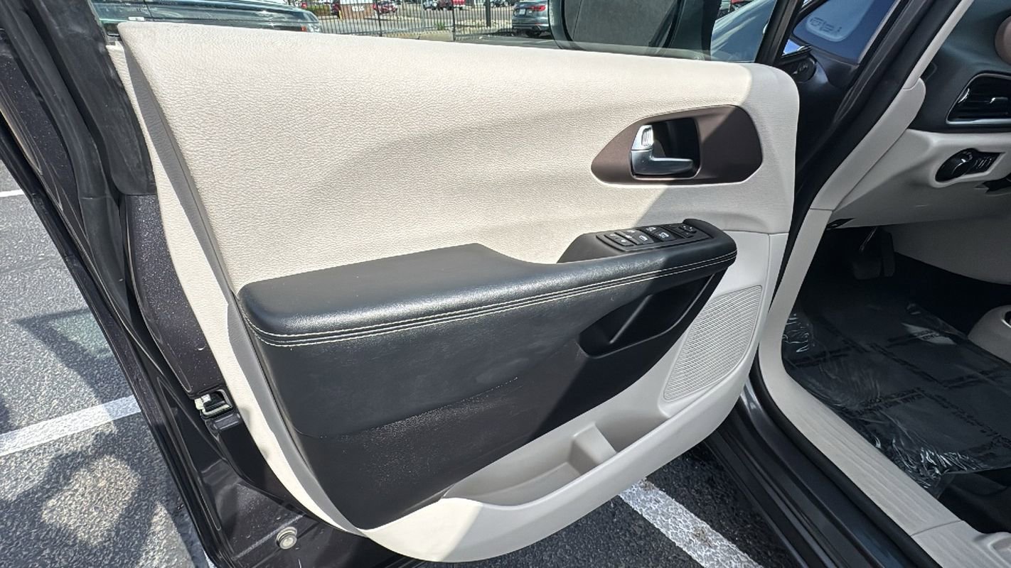 Used 2023 Chrysler Voyager LX image 11
