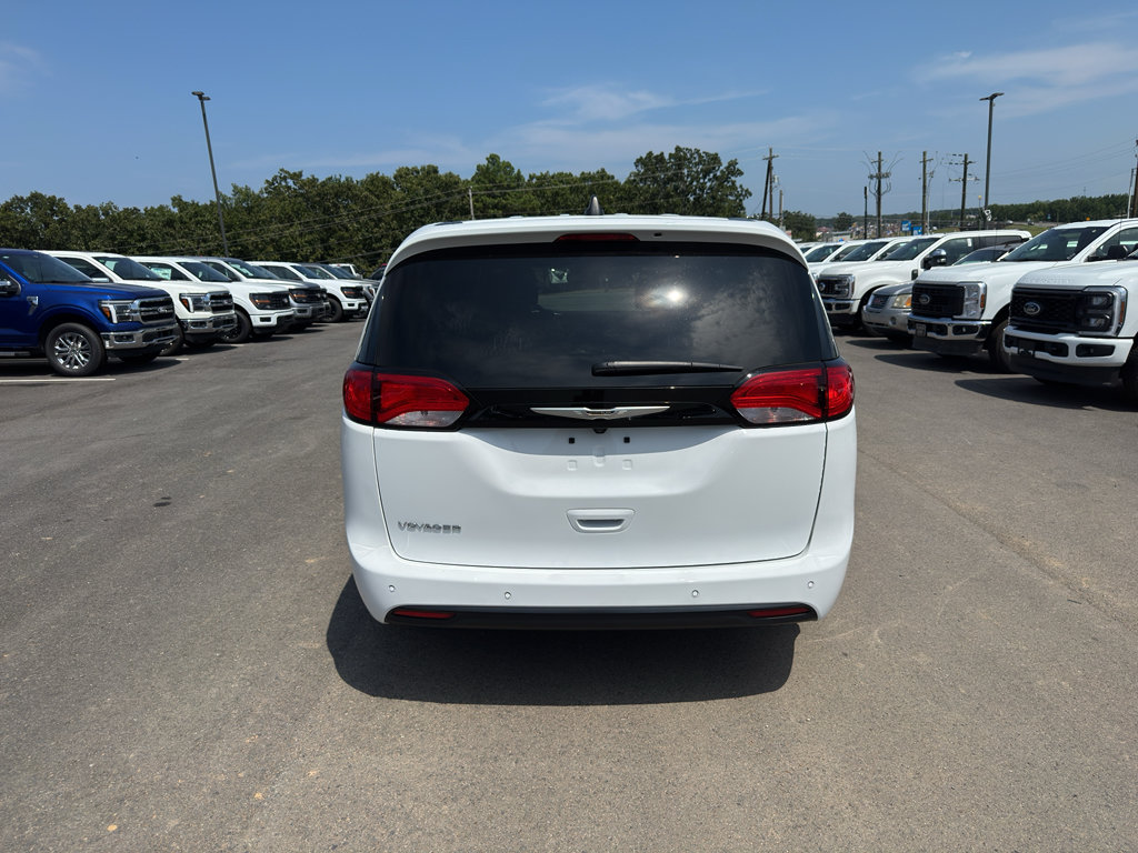 Used 2025 Chrysler Voyager LX FWD image 6
