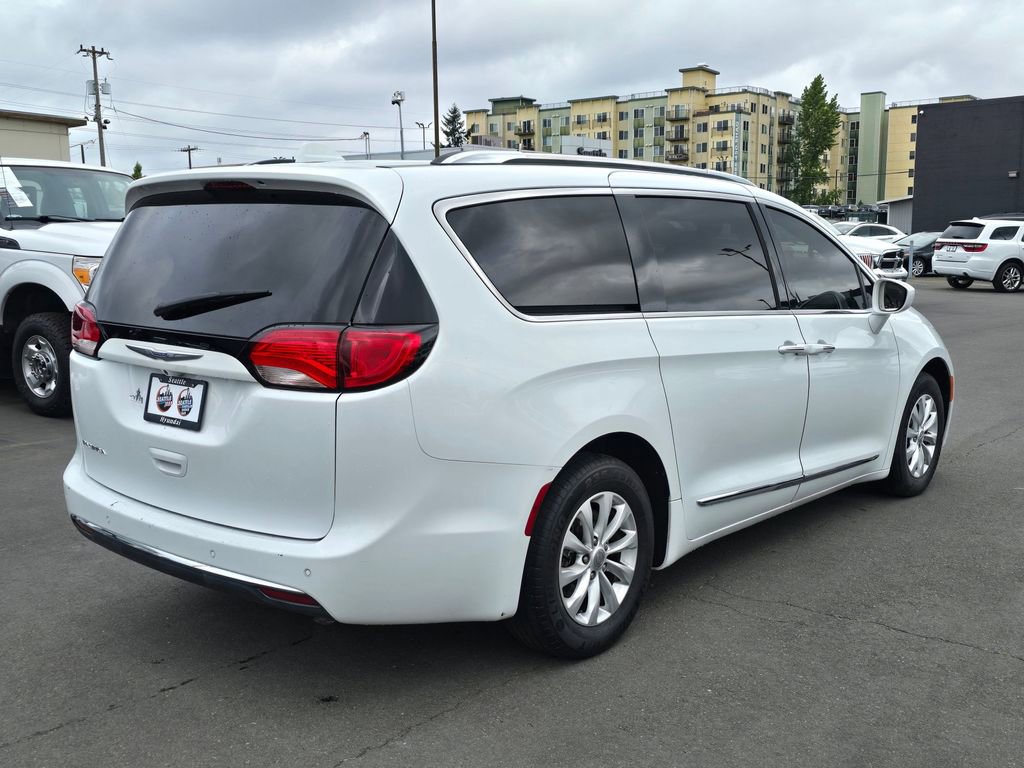 Used 2020 Chrysler Pacifica Touring-L FWD image 9