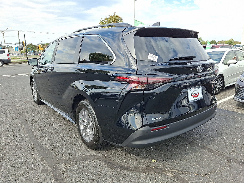 Used 2026 Toyota Sienna XLE FWD image 4