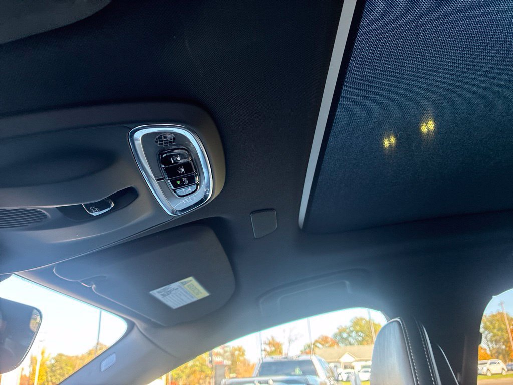 Used 2018 Volvo XC60 T5 R-Design w/ Convenience Package AWD/4WD image 16
