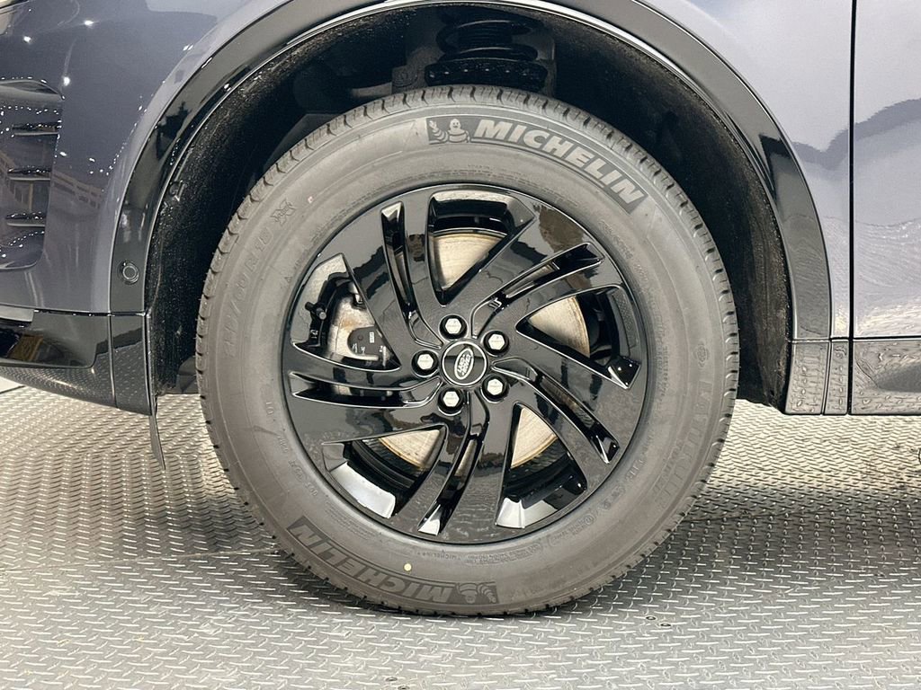 Used 2025 Land Rover Discovery Sport Dynamic SE image 3