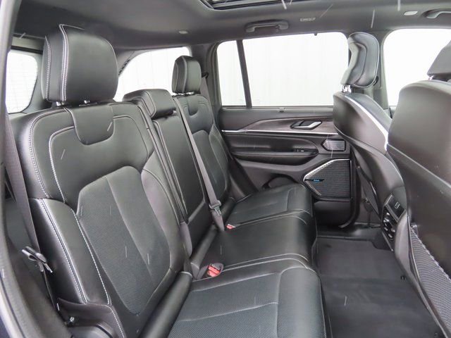 Used 2024 Jeep Grand Cherokee Overland w/ Luxury Tech Group IV image 32