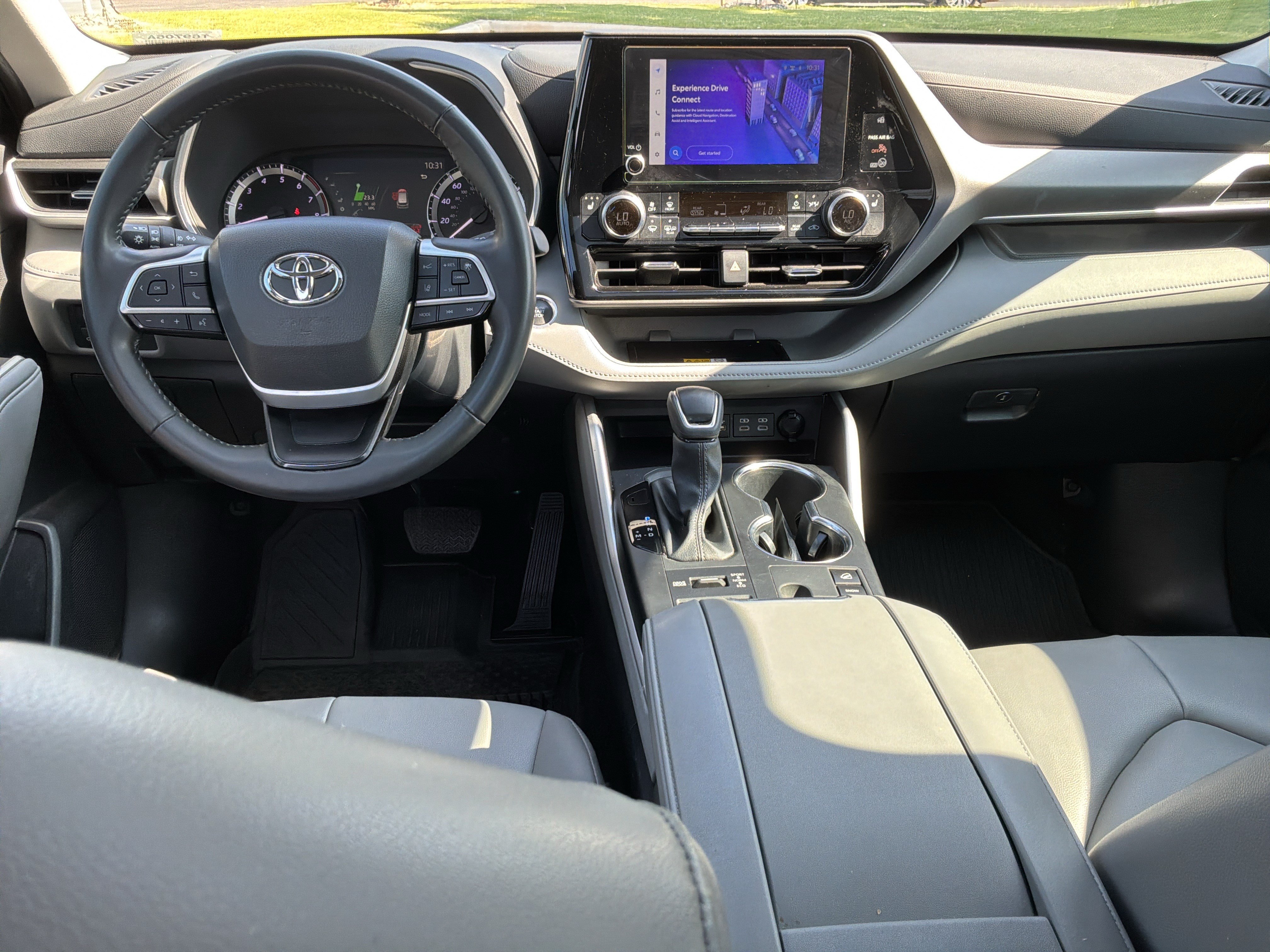 Used 2024 Toyota Highlander XLE AWD/4WD image 29