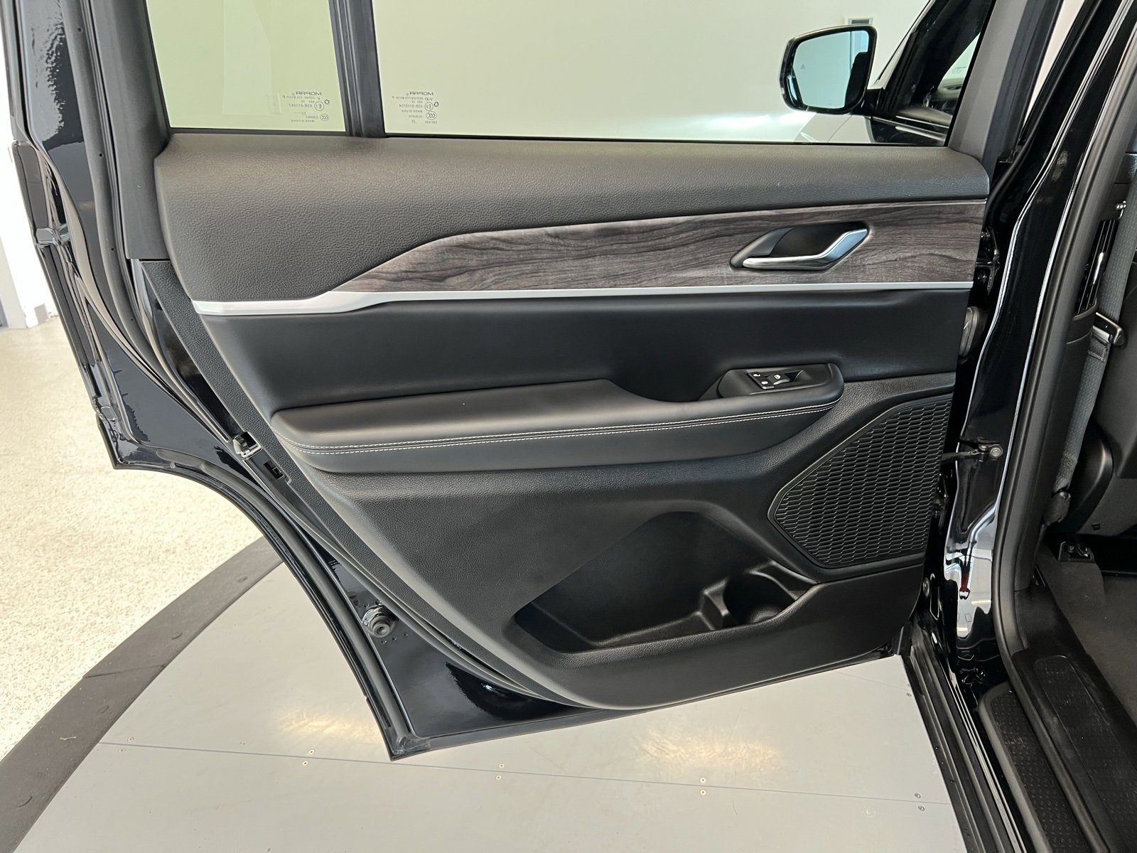 Used 2024 Jeep Grand Cherokee L Limited w/ Black Appearance Package image 43