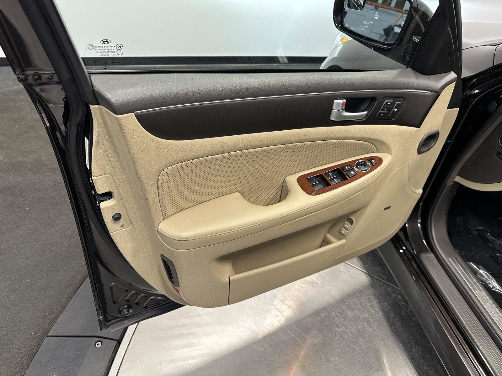 Used 2013 Hyundai Genesis 3.8 w/ Technology Pkg image 13