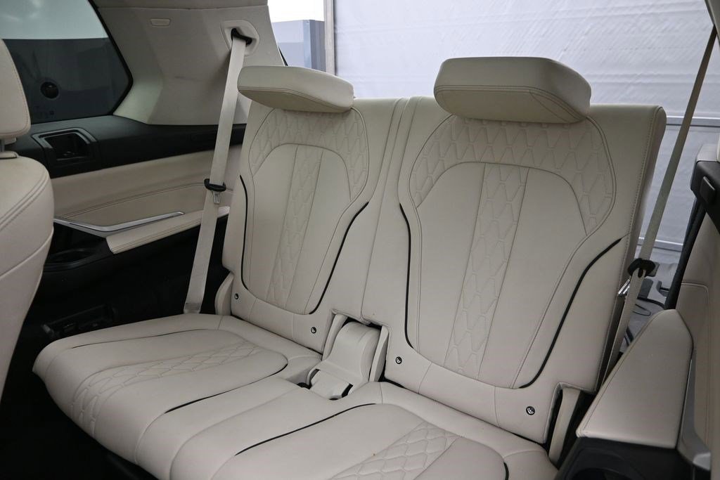 Used 2022 BMW X7 xDrive40i w/ Executive Package AWD/4WD image 18
