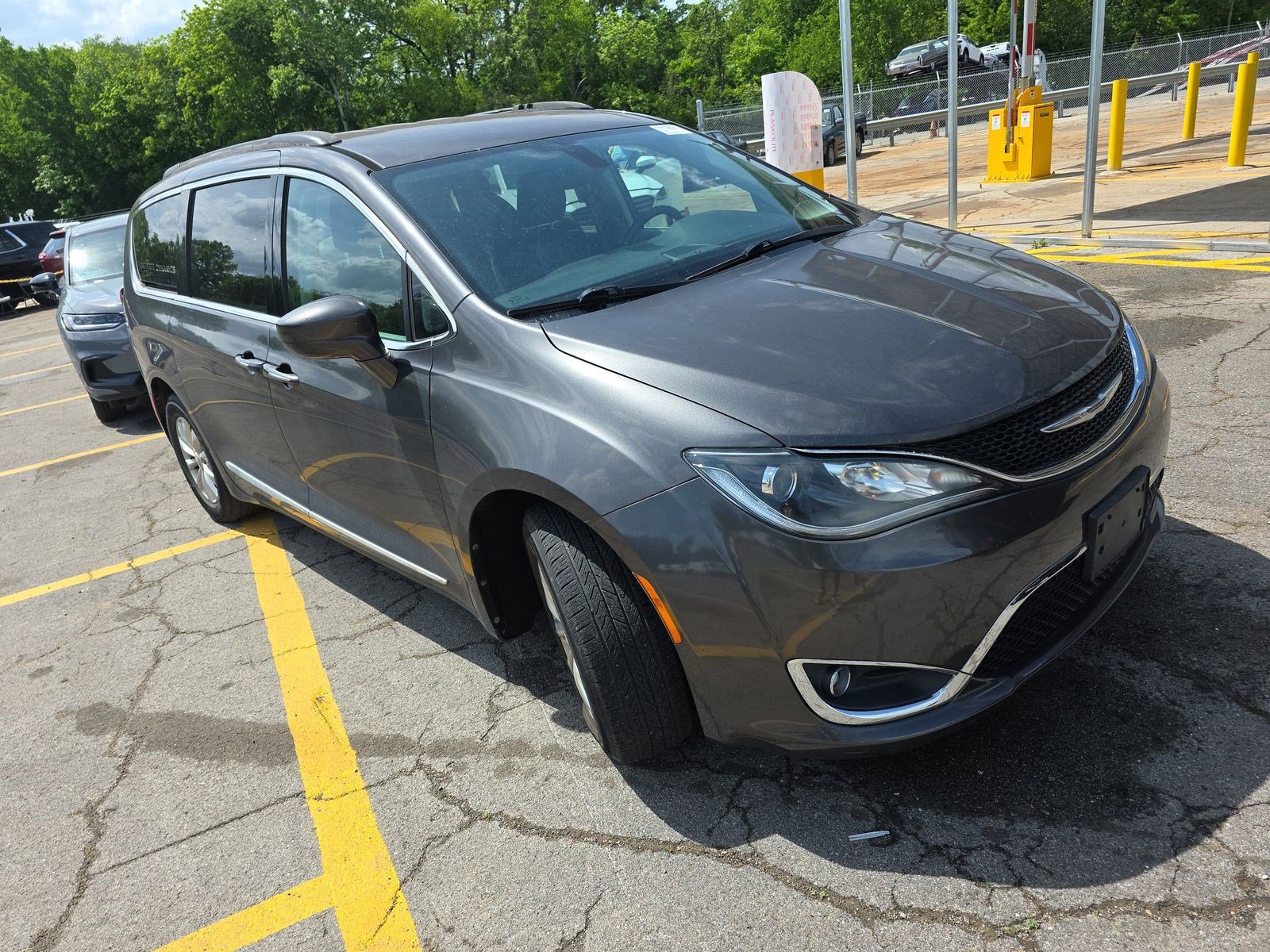 Used 2017 Chrysler Pacifica Touring-L FWD image 4