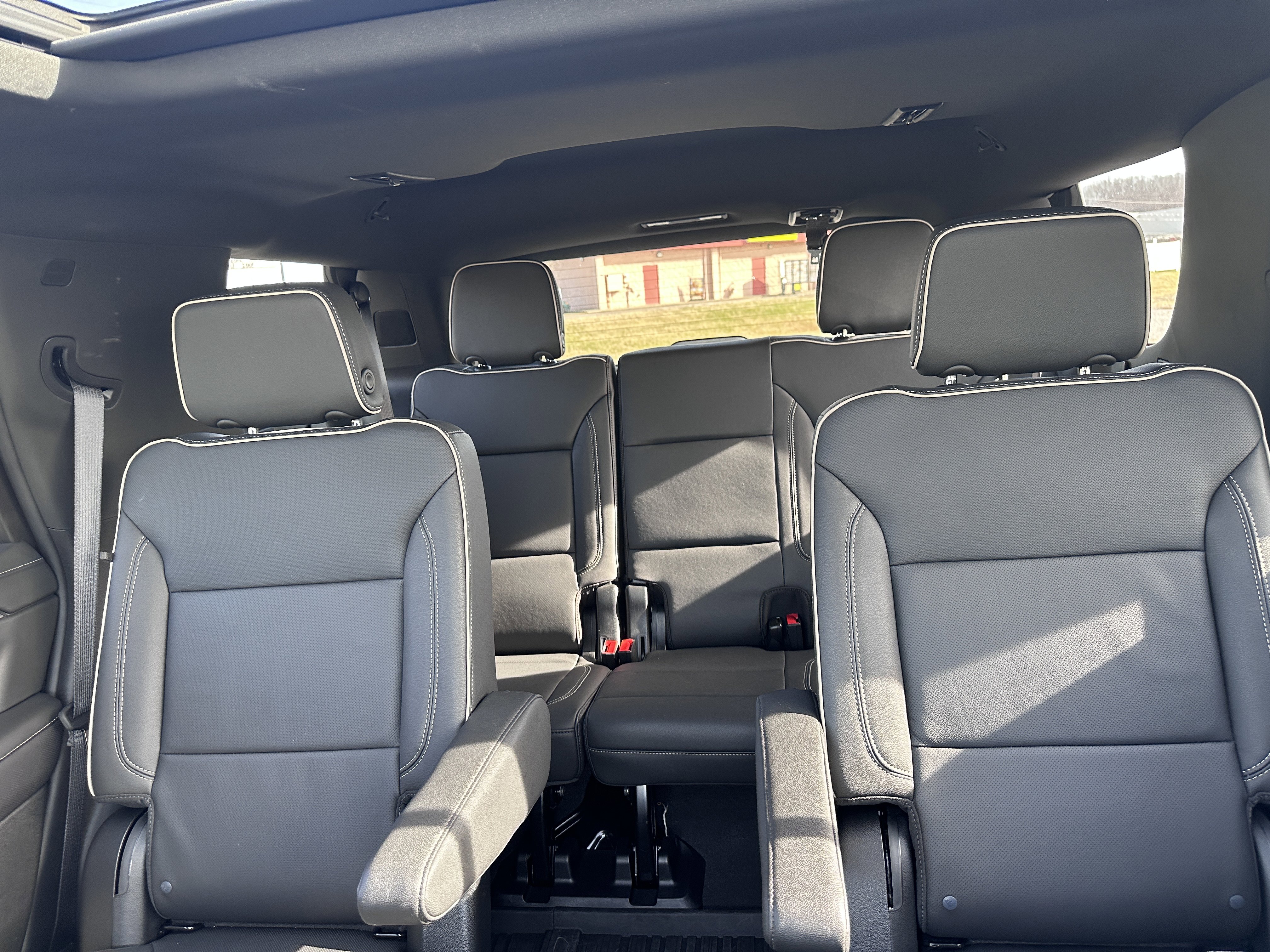 Used 2024 GMC Yukon SLT w/ SLT Luxury Package image 26