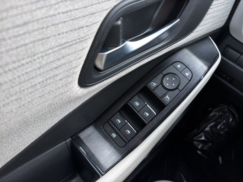 Used 2022 Nissan Rogue SV image 11