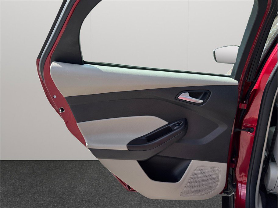 Used 2014 Ford Focus SE w/ SE Winter Package image 28