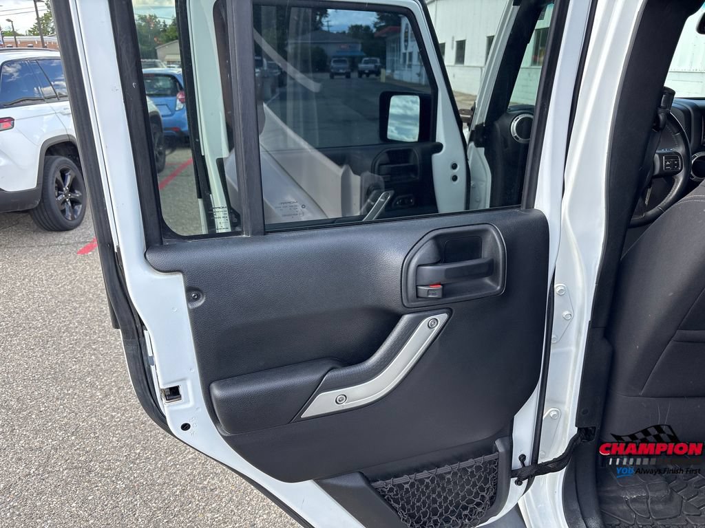 Used 2018 Jeep Wrangler Unlimited Sahara w/ Connectivity Group AWD/4WD image 23