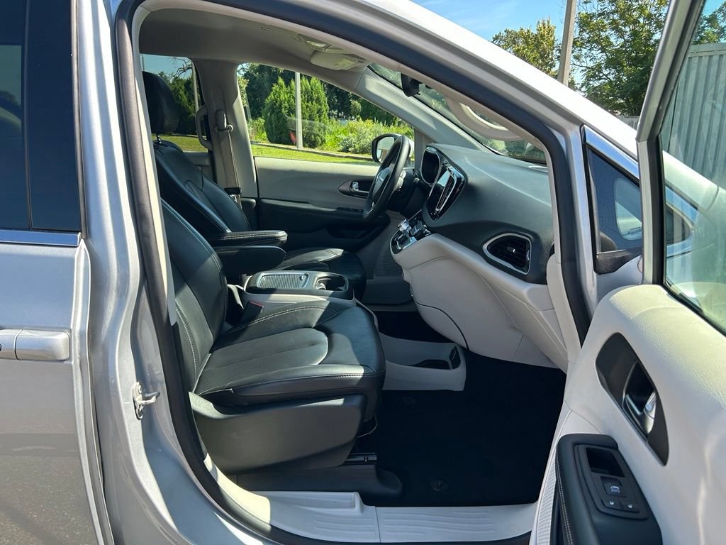 Used 2023 Chrysler Pacifica Touring-L FWD image 37