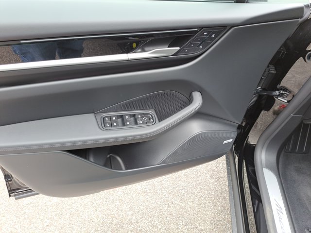 New 2026 Porsche Macan Electric RWD image 25