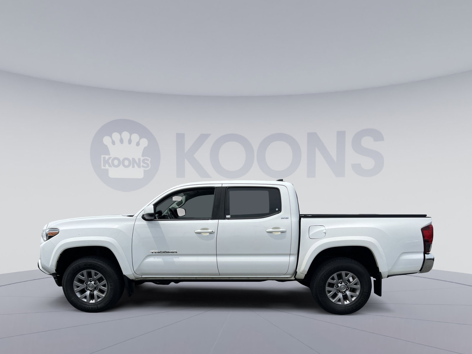 Used 2019 Toyota Tacoma SR5 AWD/4WD image 2