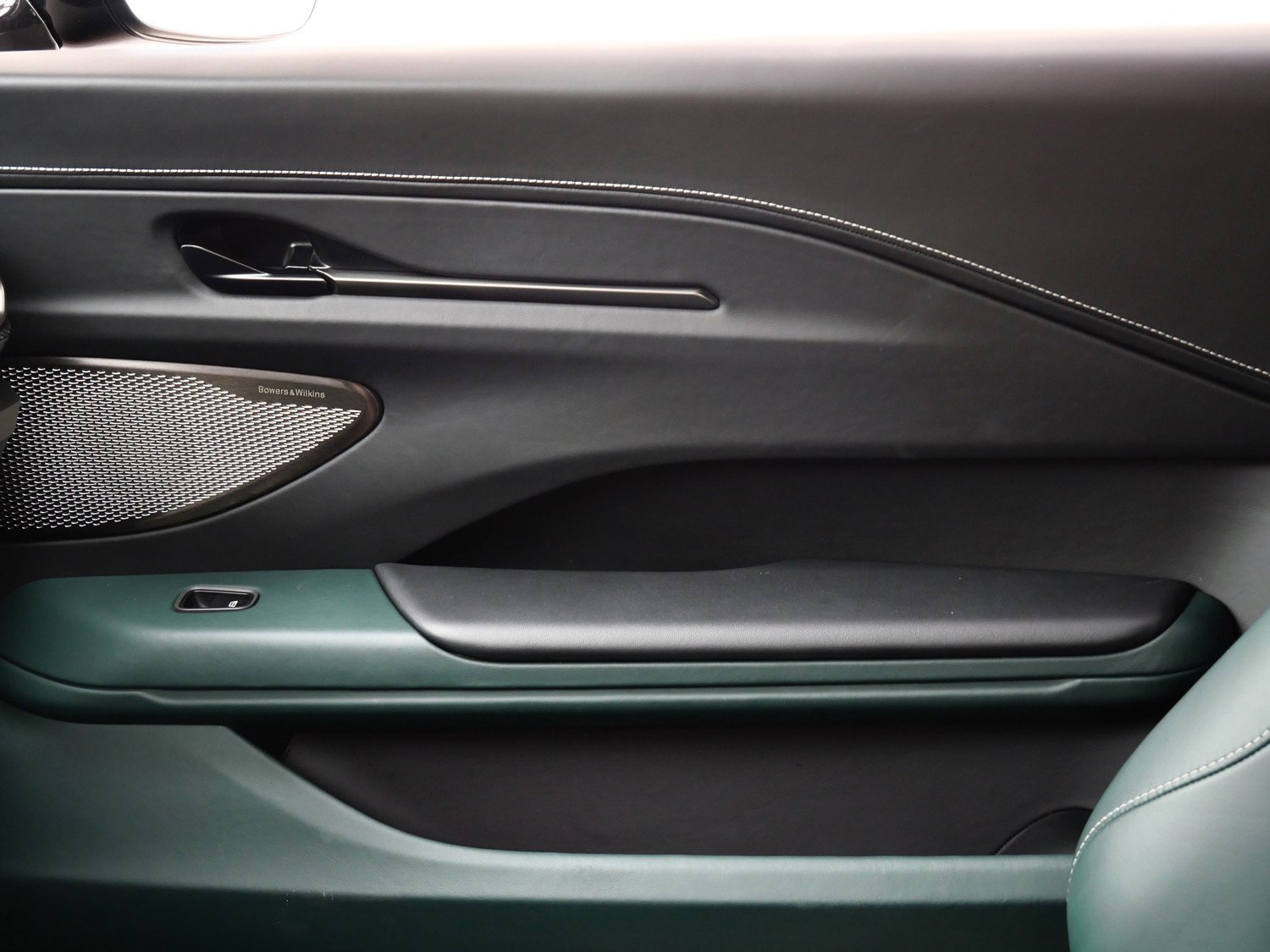 Used 2025 Aston Martin V8 Vantage Coupe image 20