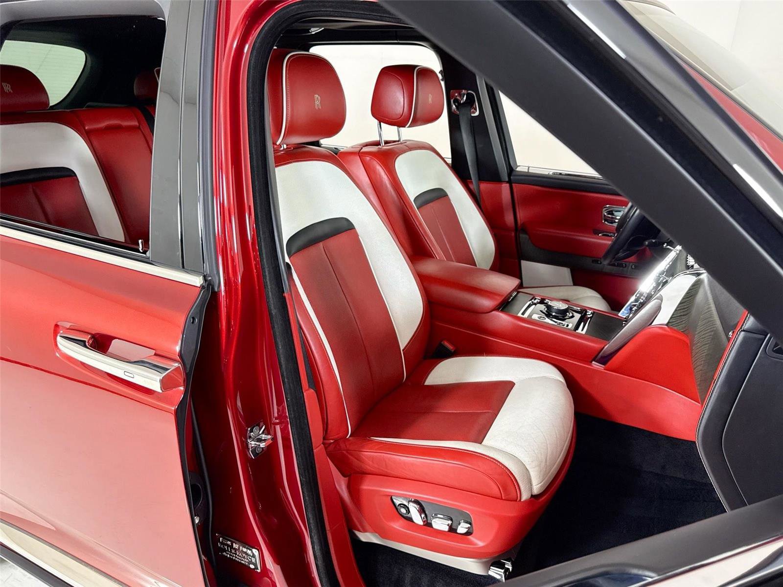 Used 2019 Rolls-Royce Cullinan image 36