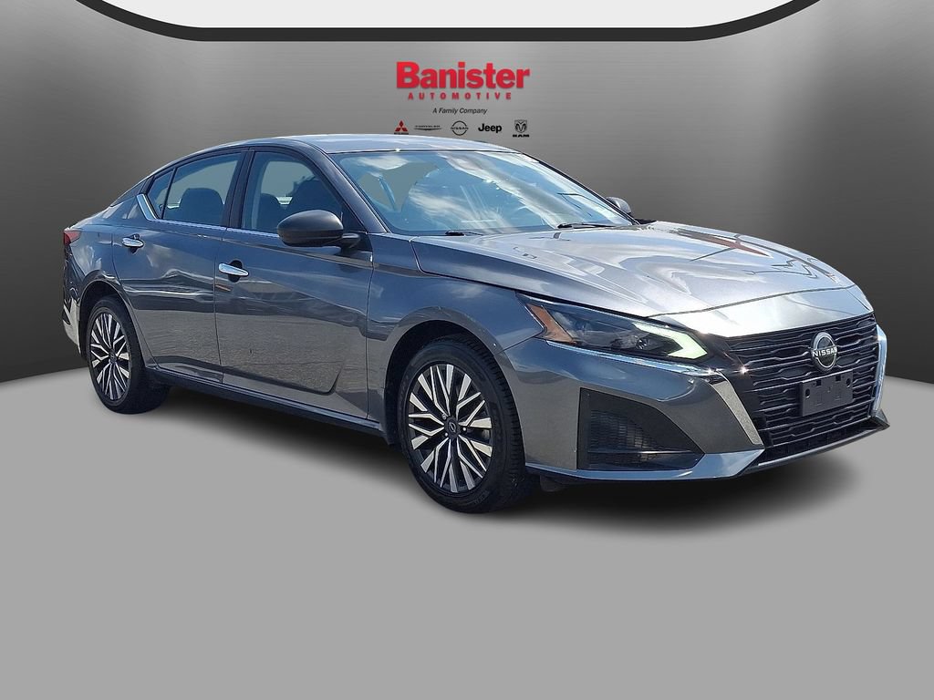 Used 2024 Nissan Altima 2.5 SV AWD/4WD image 3