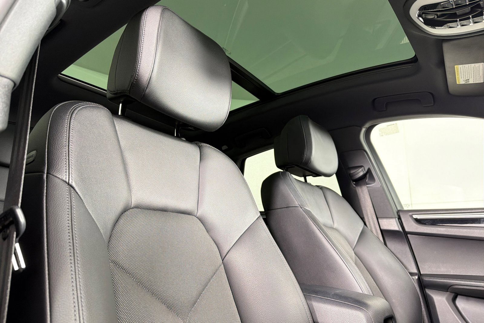 Used 2022 Porsche Macan w/ Driver Memory Package image 16