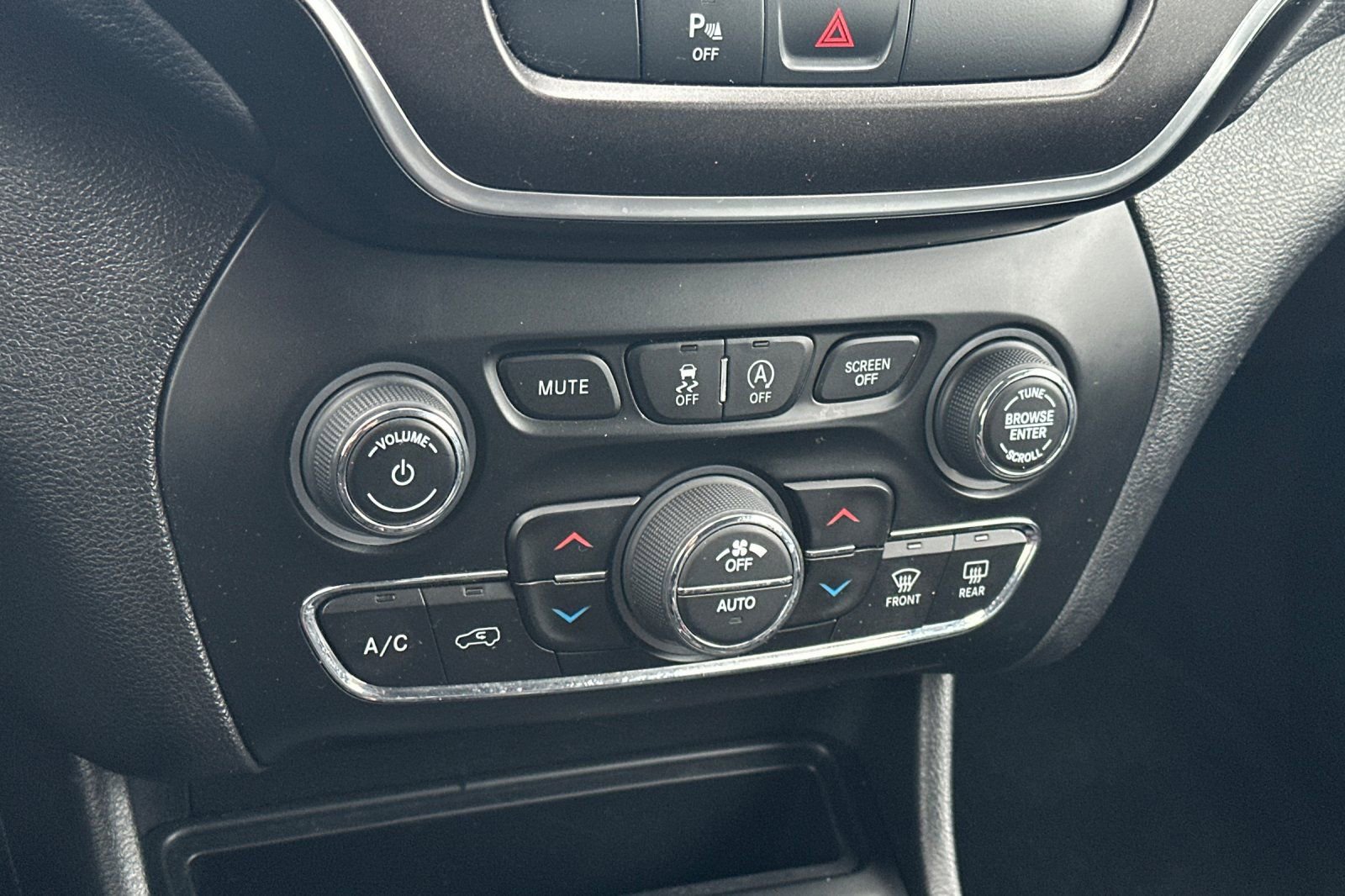 Used 2020 Jeep Cherokee Trailhawk w/ Cold Weather Group image 20