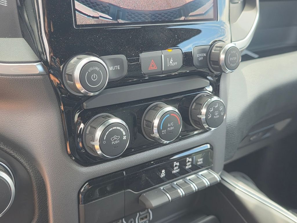 New 2026 RAM 1500 Big Horn w/ Sport Appearance Package AWD/4WD image 17