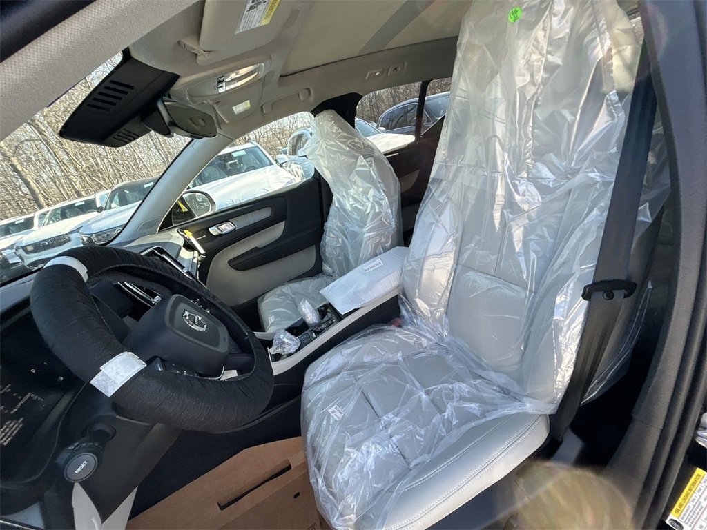 New 2025 Volvo XC40 B5 Ultra w/ Protection Package Premier image 11