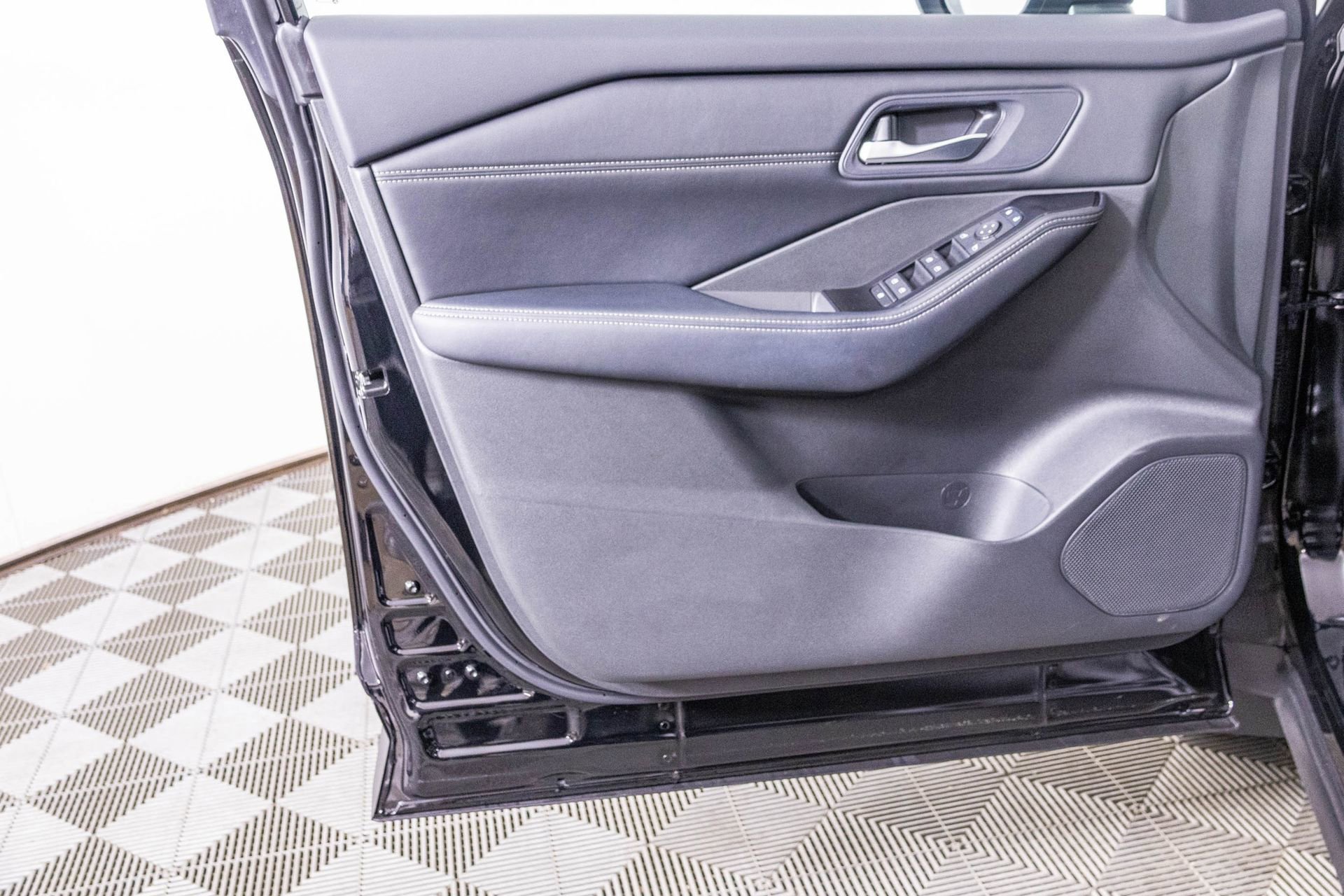 Used 2024 Nissan Rogue SV w/ SV Premium Package image 17