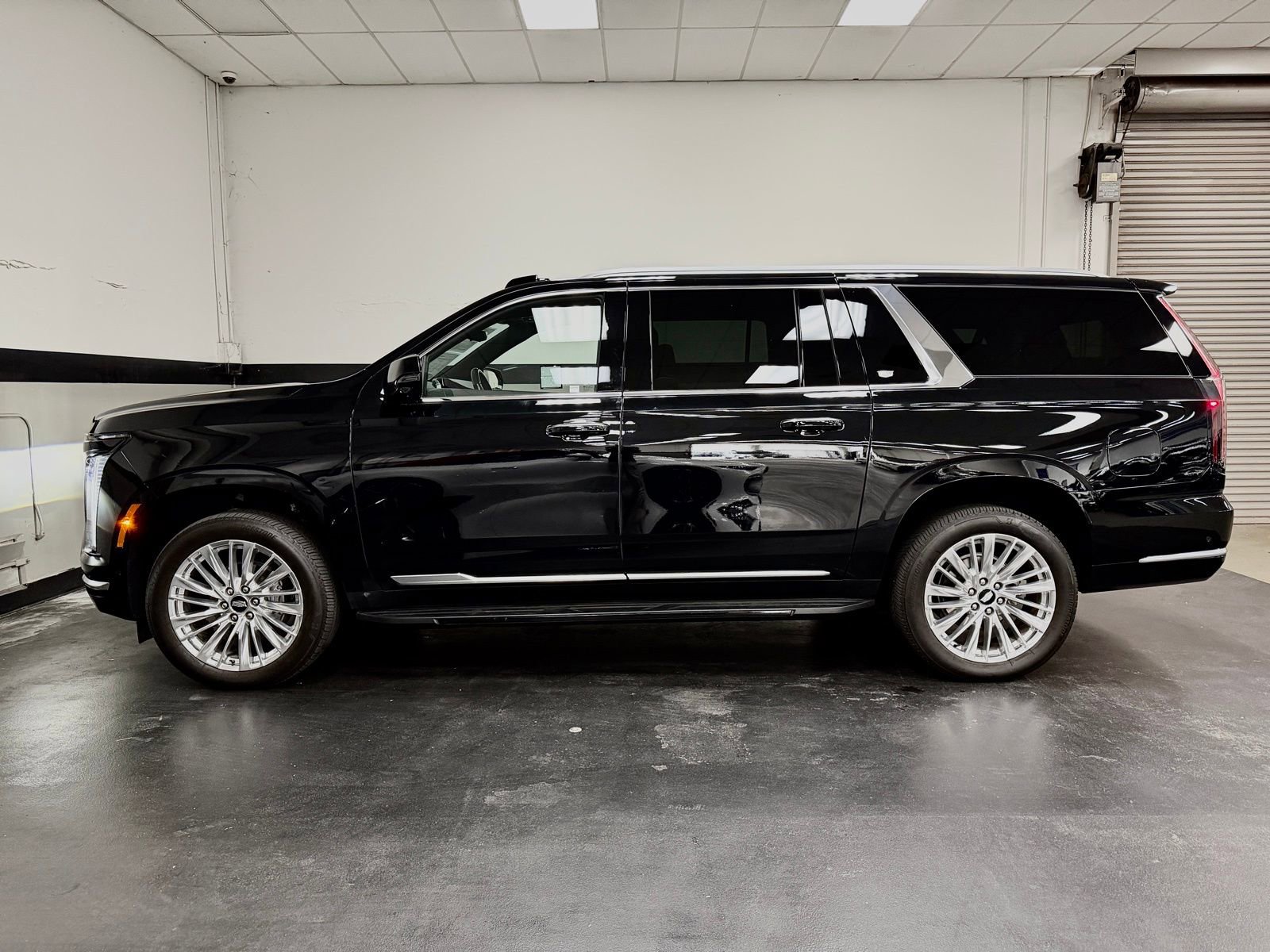 Used 2025 Cadillac Escalade ESV Premium Luxury image 9