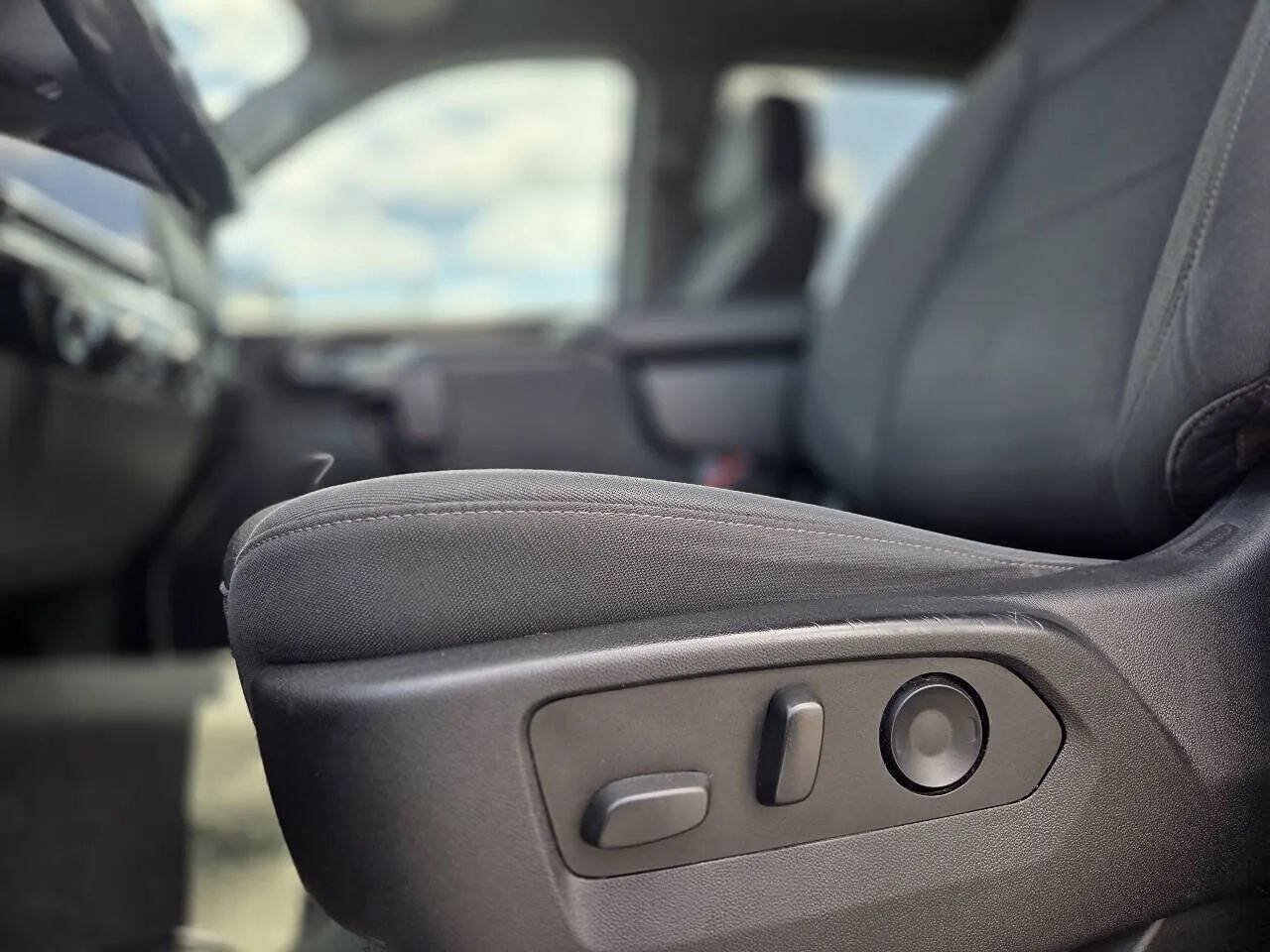 Used 2022 Chevrolet Silverado 1500 LT RWD image 19
