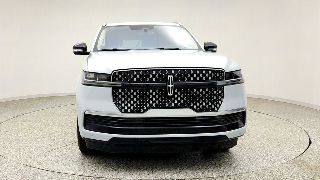 Used 2025 Lincoln Navigator Reserve AWD/4WD image 2