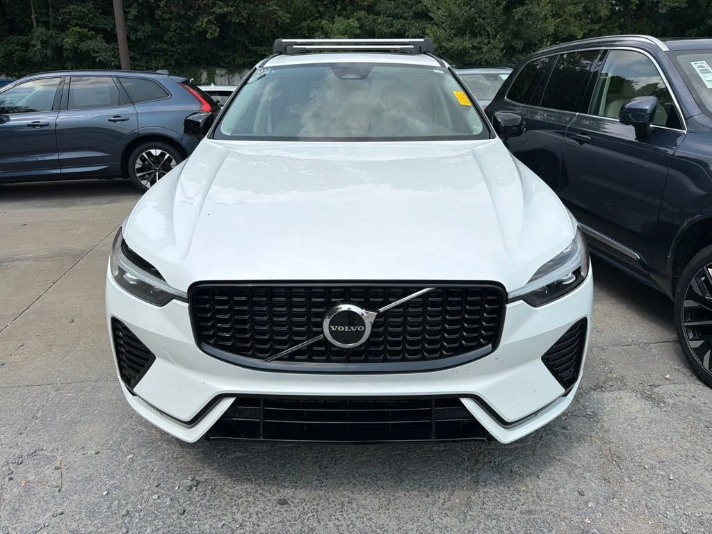 Used 2024 Volvo XC60 B5 Core w/ Protection Package Premier AWD/4WD image 2
