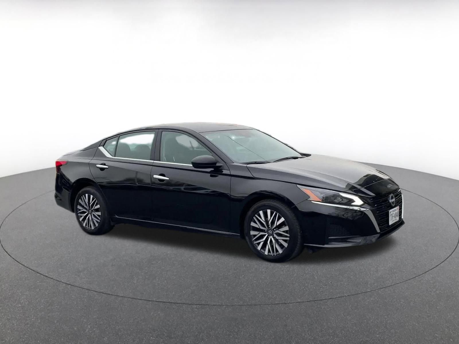 Used 2025 Nissan Altima 2.5 SV image 2