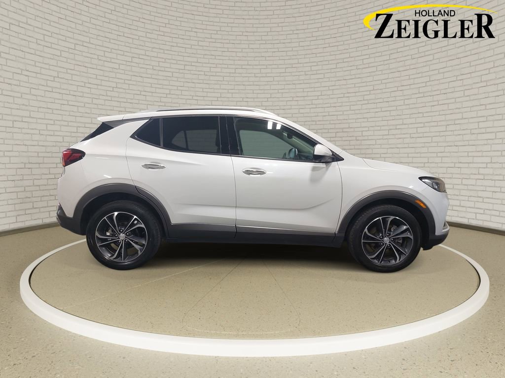 Used 2021 Buick Encore GX Essence w/ Advanced Technology Package FWD image 4