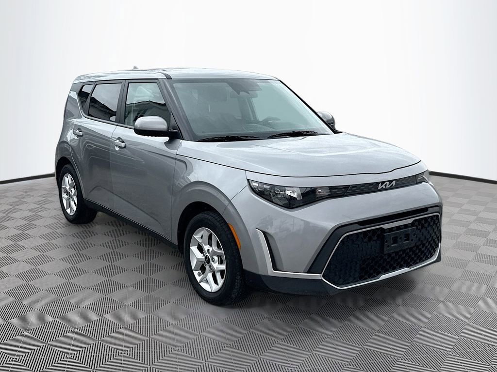 Used 2025 Kia Soul LX w/ LX Technology Package image 3