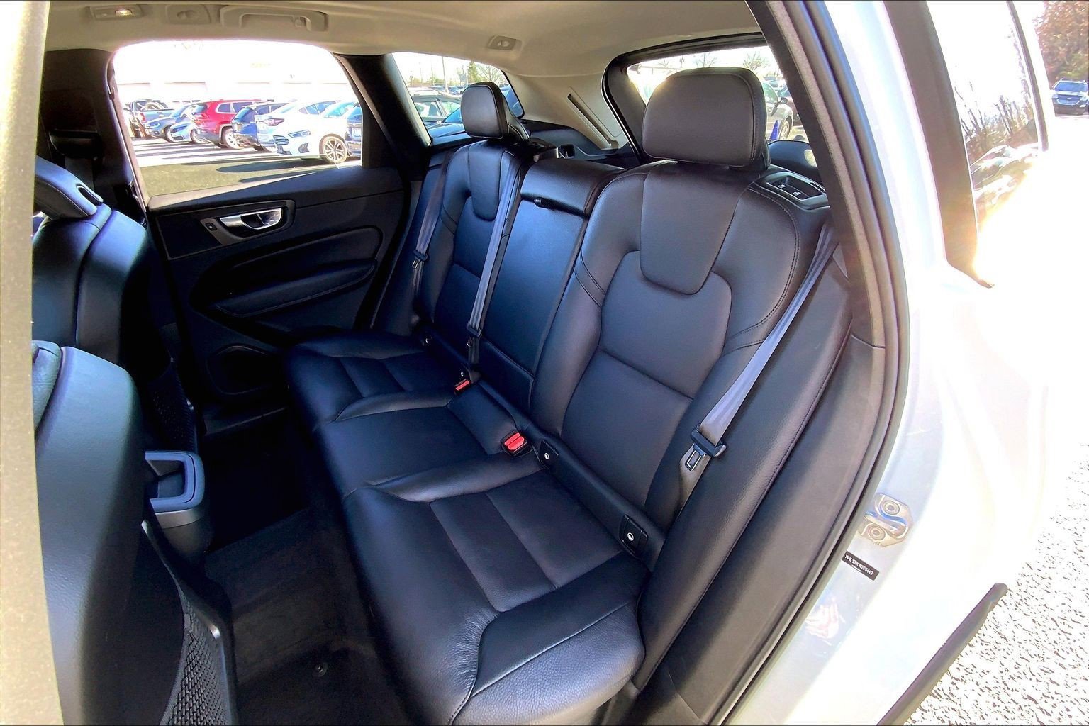 Used 2022 Volvo XC60 B5 Momentum w/ Climate Package image 19