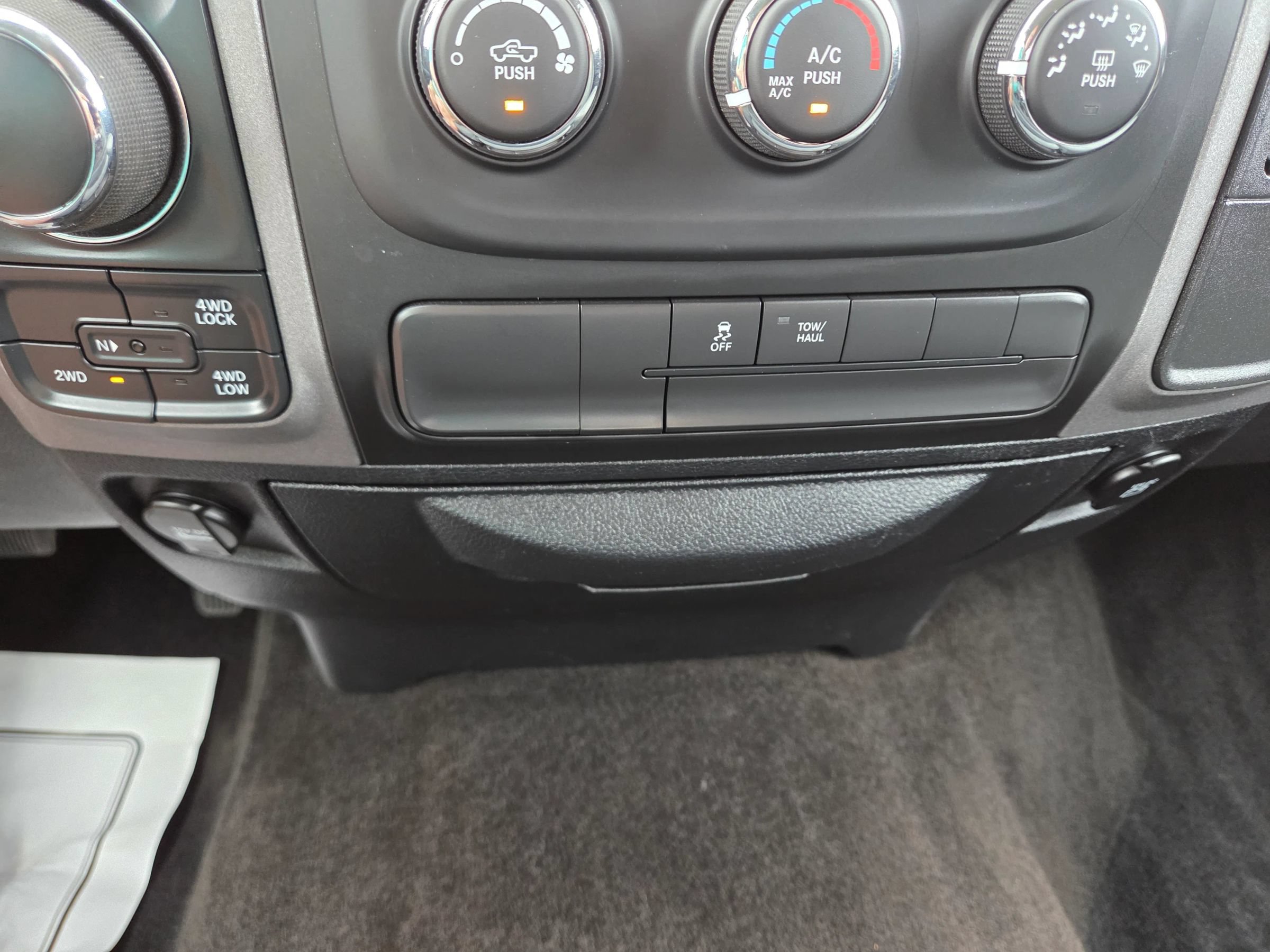 Used 2017 RAM 1500 Express AWD/4WD image 10