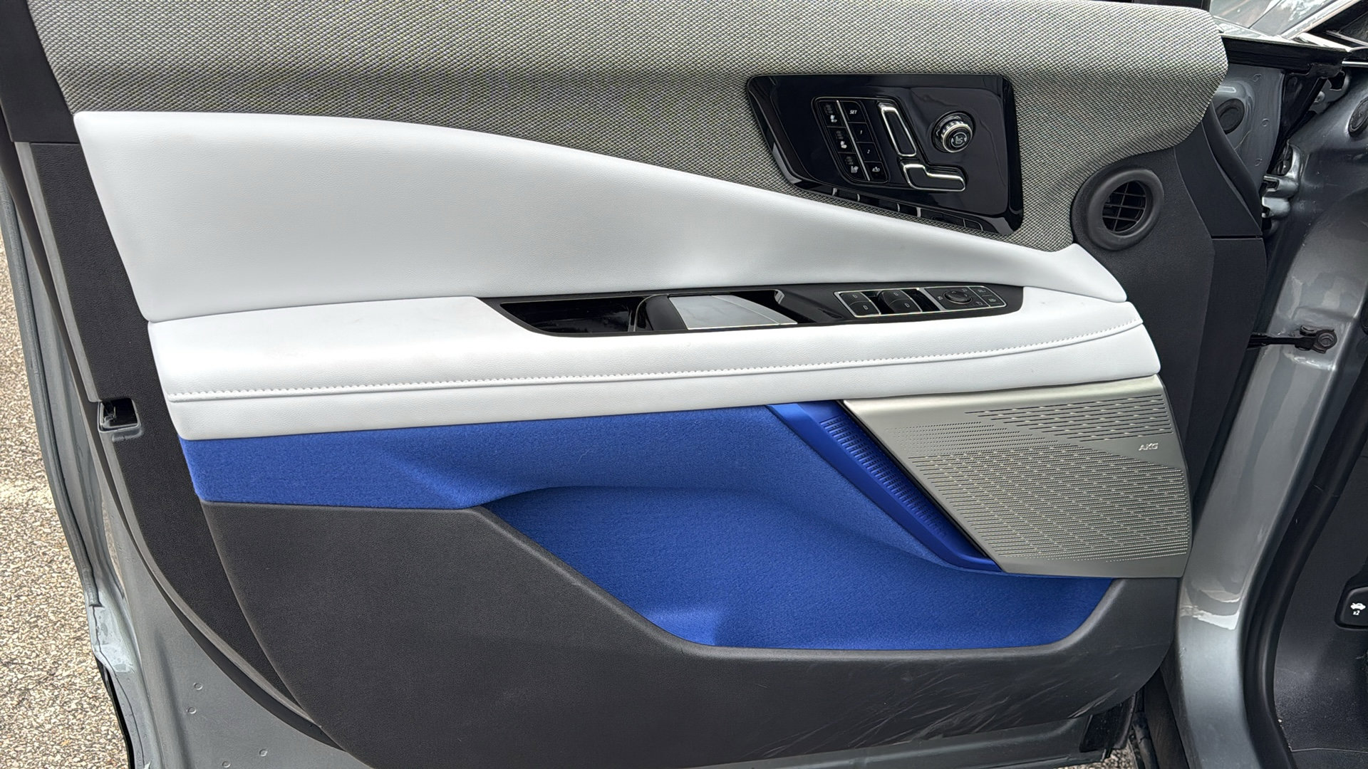 New 2026 Cadillac Optiq Luxury 2 image 10