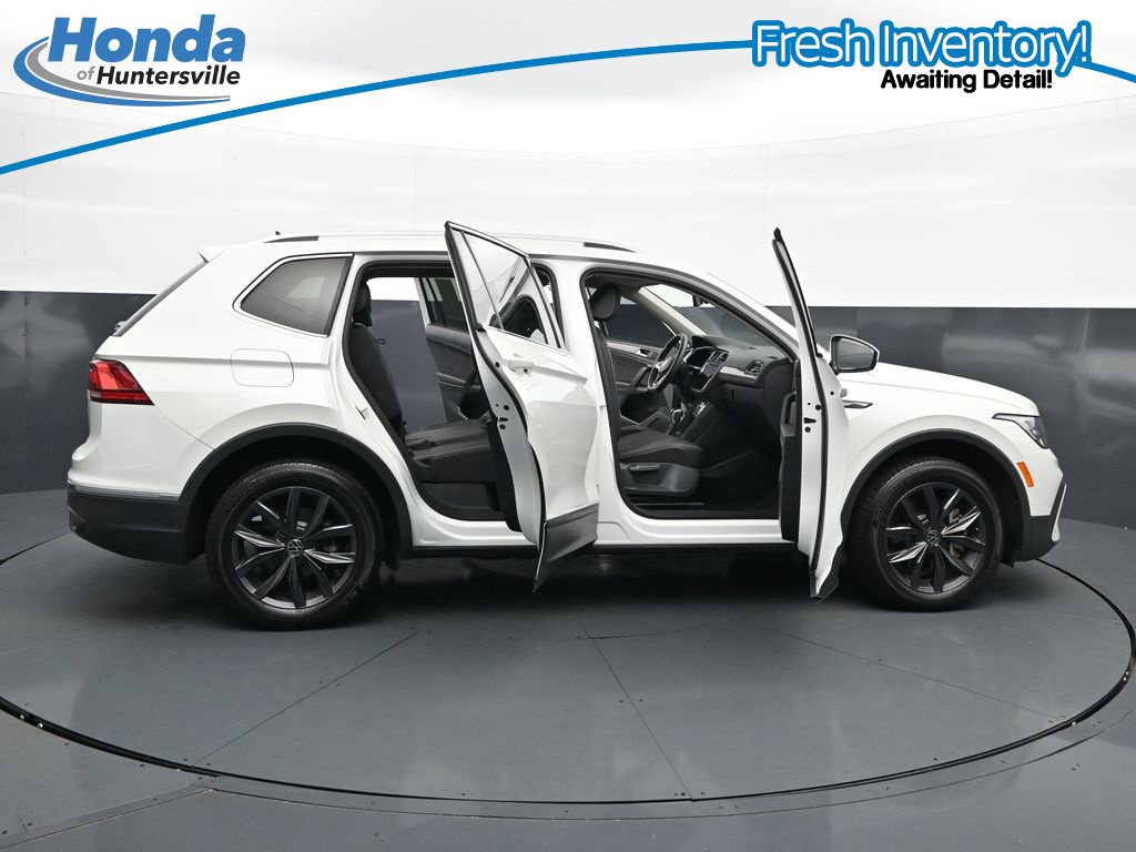Used 2023 Volkswagen Tiguan SE w/ Panoramic Sunroof Package FWD image 41